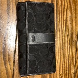 Black COACH wallet. Good condition.